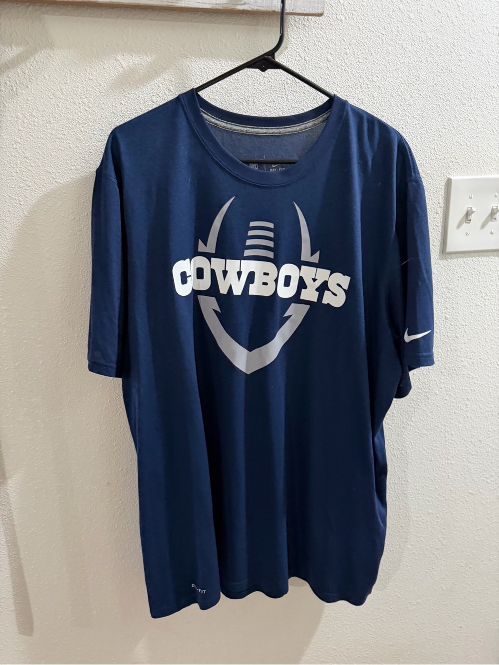 Nike Men’s Navy Cowboys Football Graphic Short Sleeve Tee